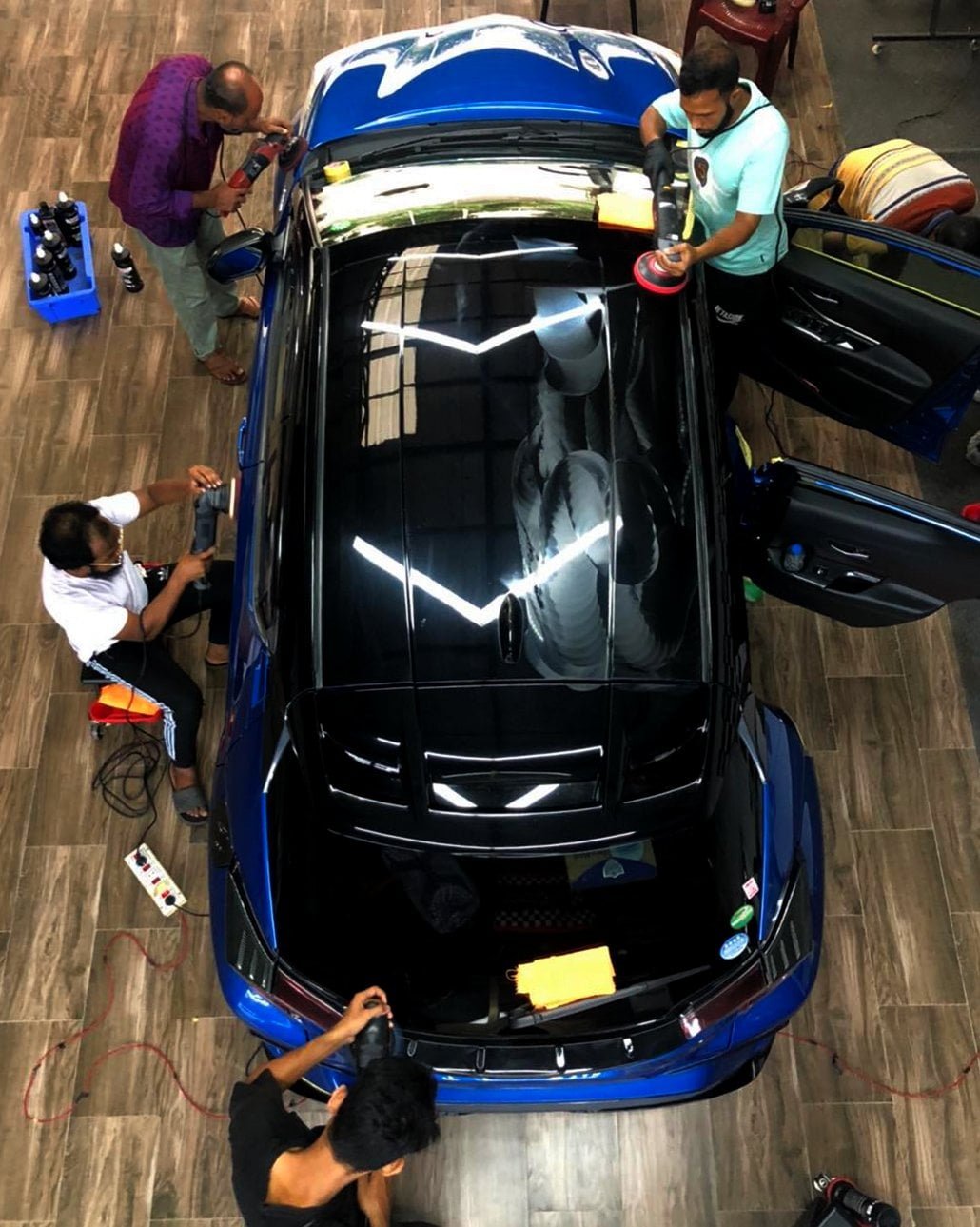 Services 14 People detailing a blue car top view